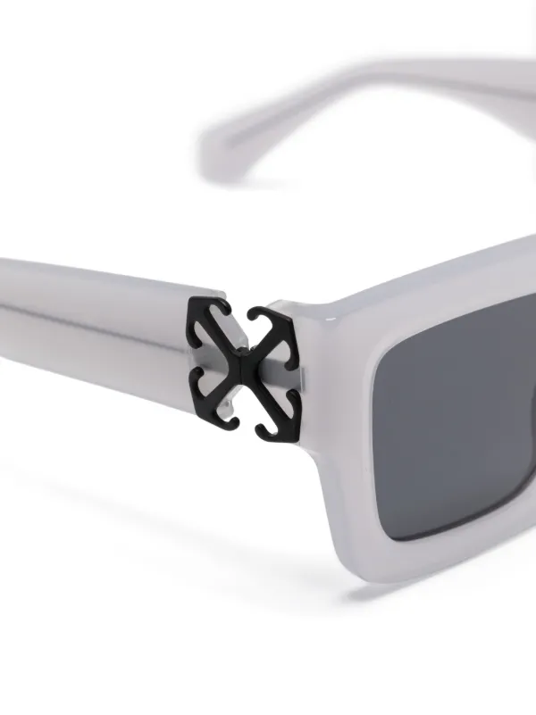 Off-White Eyewear スクエアフレーム サングラス | グレー | FARFETCH JP