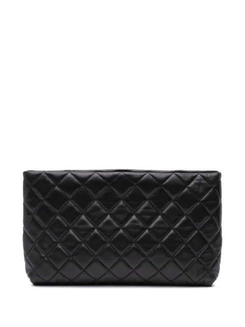 CHANEL Pre-Owned bolsa de mano de piel de cordero capitonada con broche de beso 2012