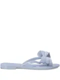 Melissa Slim V bow-embellished flip-flops - Blue