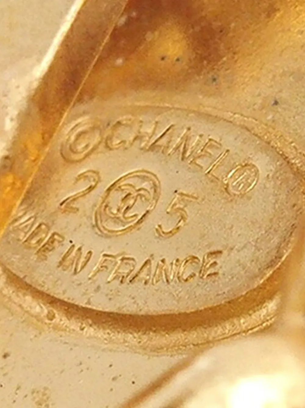 Pre-owned Chanel 1980-1990 Gold Plated Cc Wheat Medallion Clip On Earrings Costume Earrings