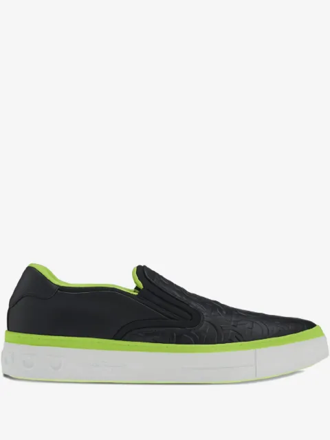 Ferragamo tenis slip-on con logo en relieve