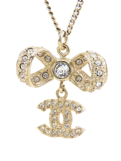 CHANEL Pre-Owned collier à pendentif en plaqué or nœud serti de cristaux CC (2016)