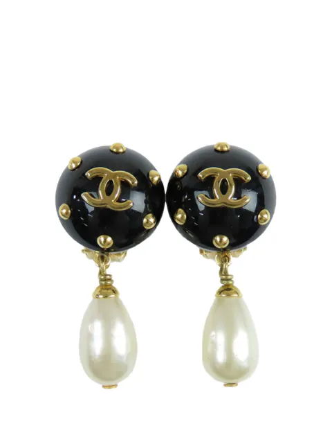 CHANEL Pre-Owned أقراط كبس بشعارCC وبالراتنج ومزينة بلؤلؤ صناعي متدلي 1996