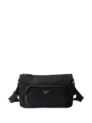 Prada ロゴプレート メッセンジャーバッグ | ブラック | FARFETCH JP