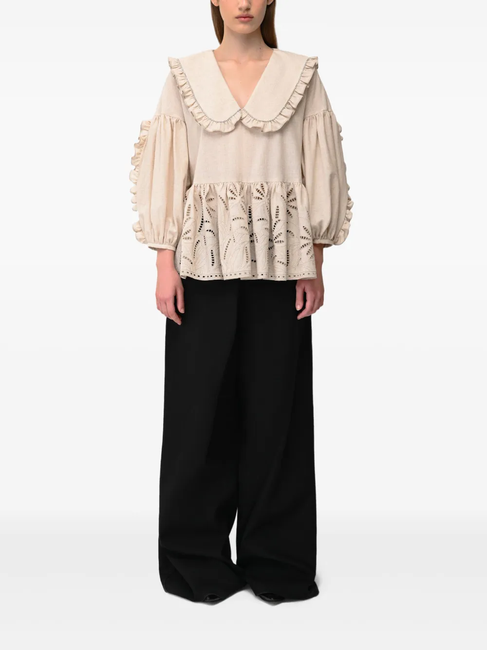 ANOUKI Broderie anglaise blouse met ruchekraag - Beige