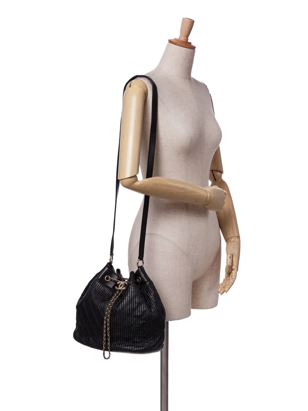 CHANEL Pre-Owned 2017-2018 Medium Crumpled Calfskin Coco Pleats Drawstring bucket bag | Pre-Owned | Image 2