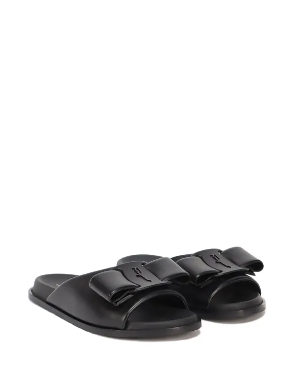 Salvatore Ferragamoヴァラリボン レザー フラットサンダル Ferragamo ヴァラリボン フラットサンダル | ブラック | FARFETCH JP