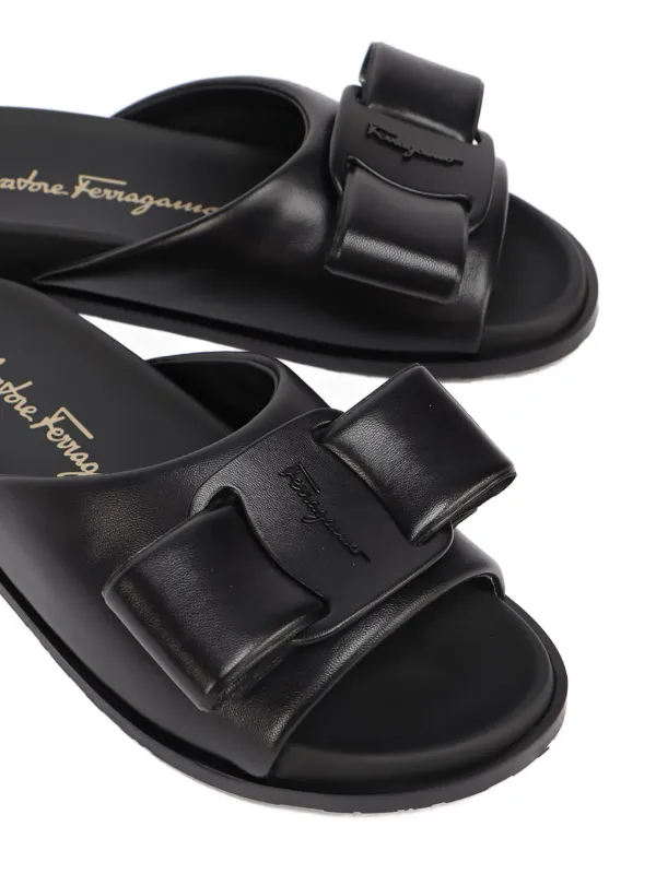 Salvatore Ferragamo ヴァラリボン　フラットサンダル Ferragamo ヴァラリボン フラットサンダル | ブラック | FARFETCH JP