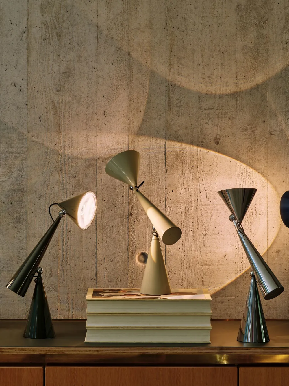 Pose Task Table Lamp