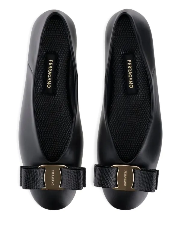 Ferragamo ブラック フラットシューズ リボン付き Ferragamo ヴァラ リボン フラットシューズ | ブラック