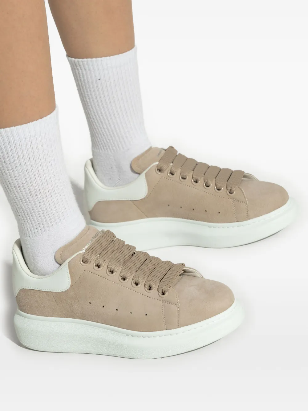 Alexander McQueen Suède sneakers met plateauzool Beige