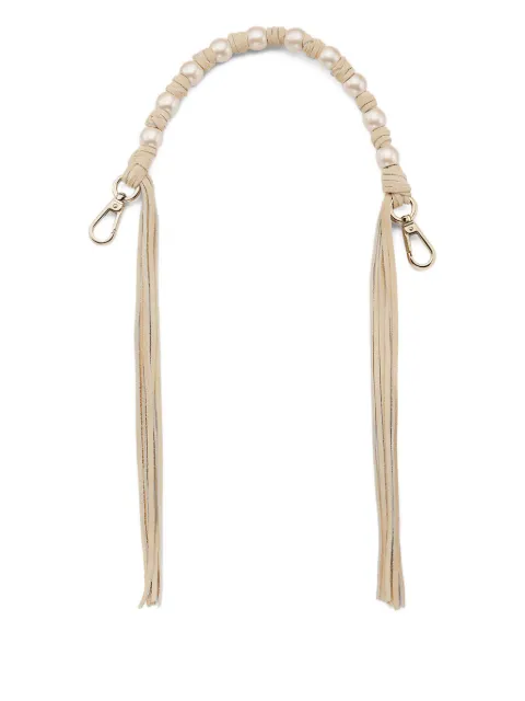 Jimmy Choo dije con detalle de perlas