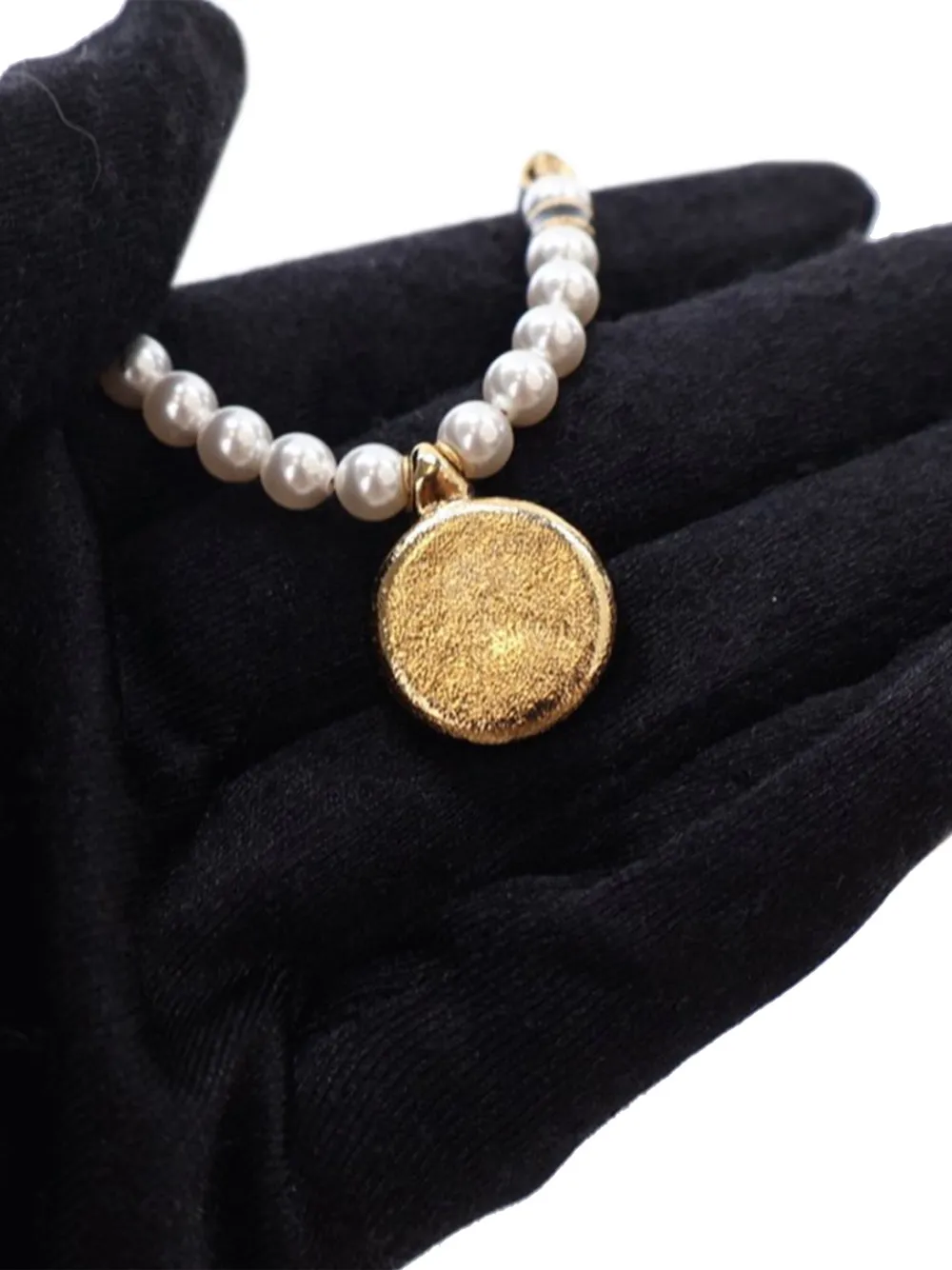 CHANEL Pre-Owned collar bañado en oro con dije de perla artificial del siglo XX | Image 2