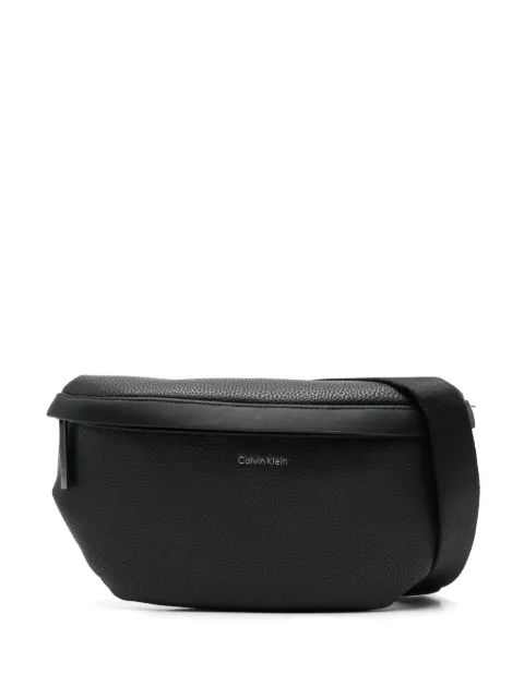 Calvin Klein cangurera con logo estampado