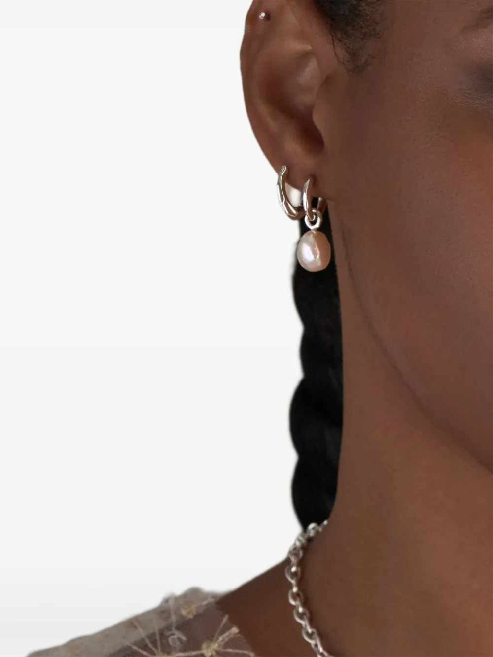 Dinny Hall aretes con dije de perla | Image 2