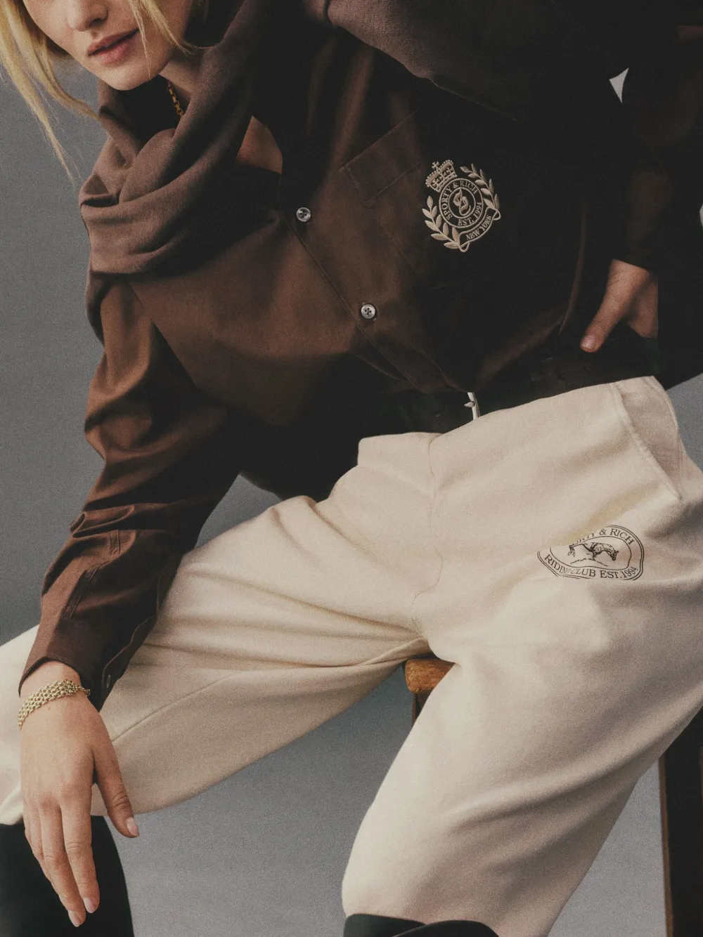 Sporty & Rich H&W Crest shirt Bruin
