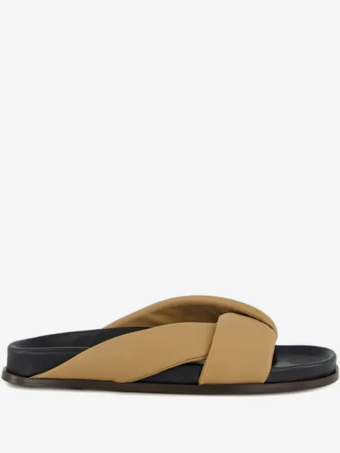 Emme Parsons foldede sandaler