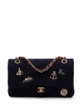 CHANEL Pre-Owned 2018-2019 Medium Classic Wool Paris-Hamburg Charms Double Flap shoulder bag - Blue