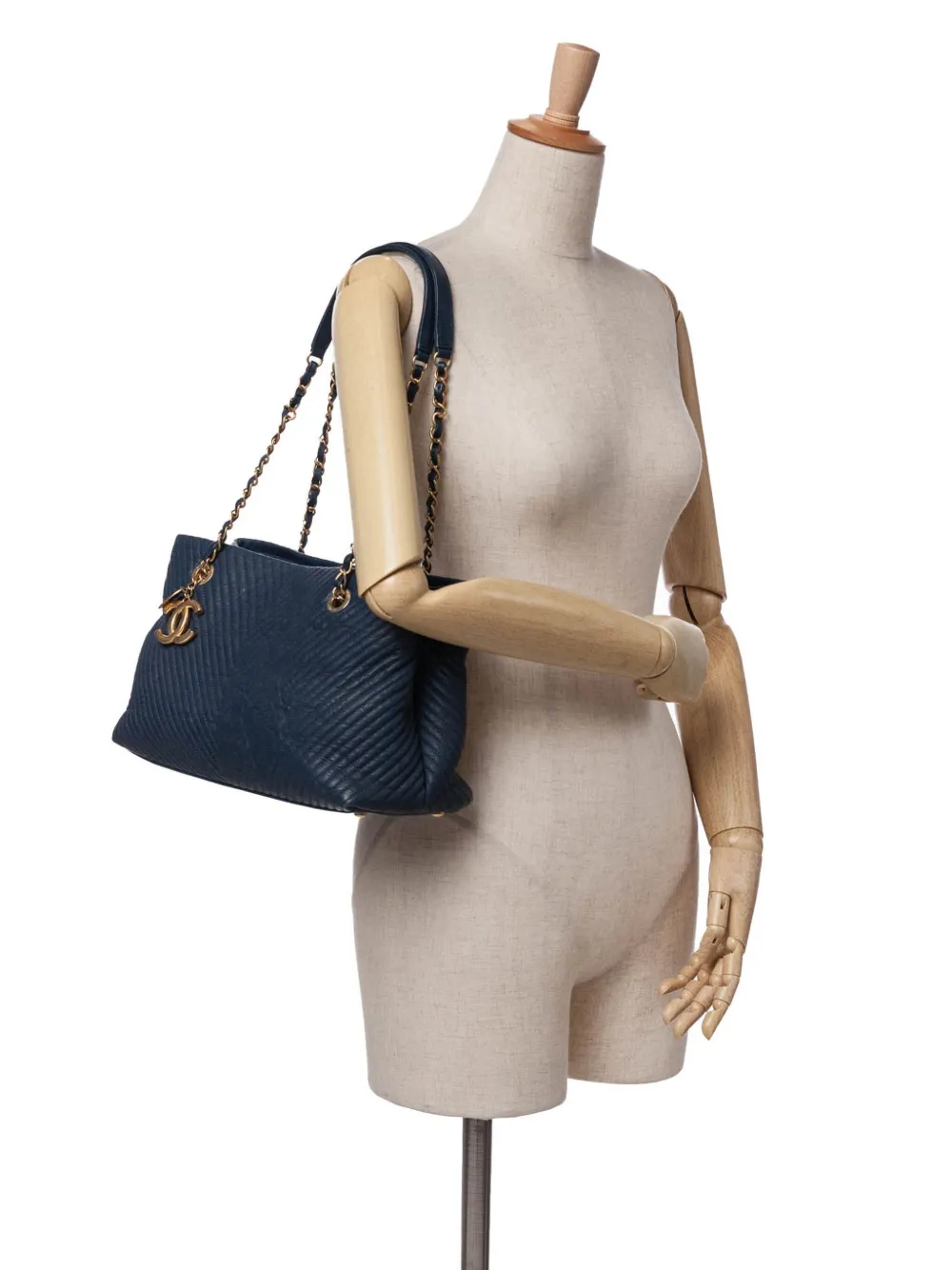 CHANEL Pre-Owned 2015-2016 Medium Chevron Wrinkled Calfskin Medallion Charm tote bag | Pre-Owned | Image 2