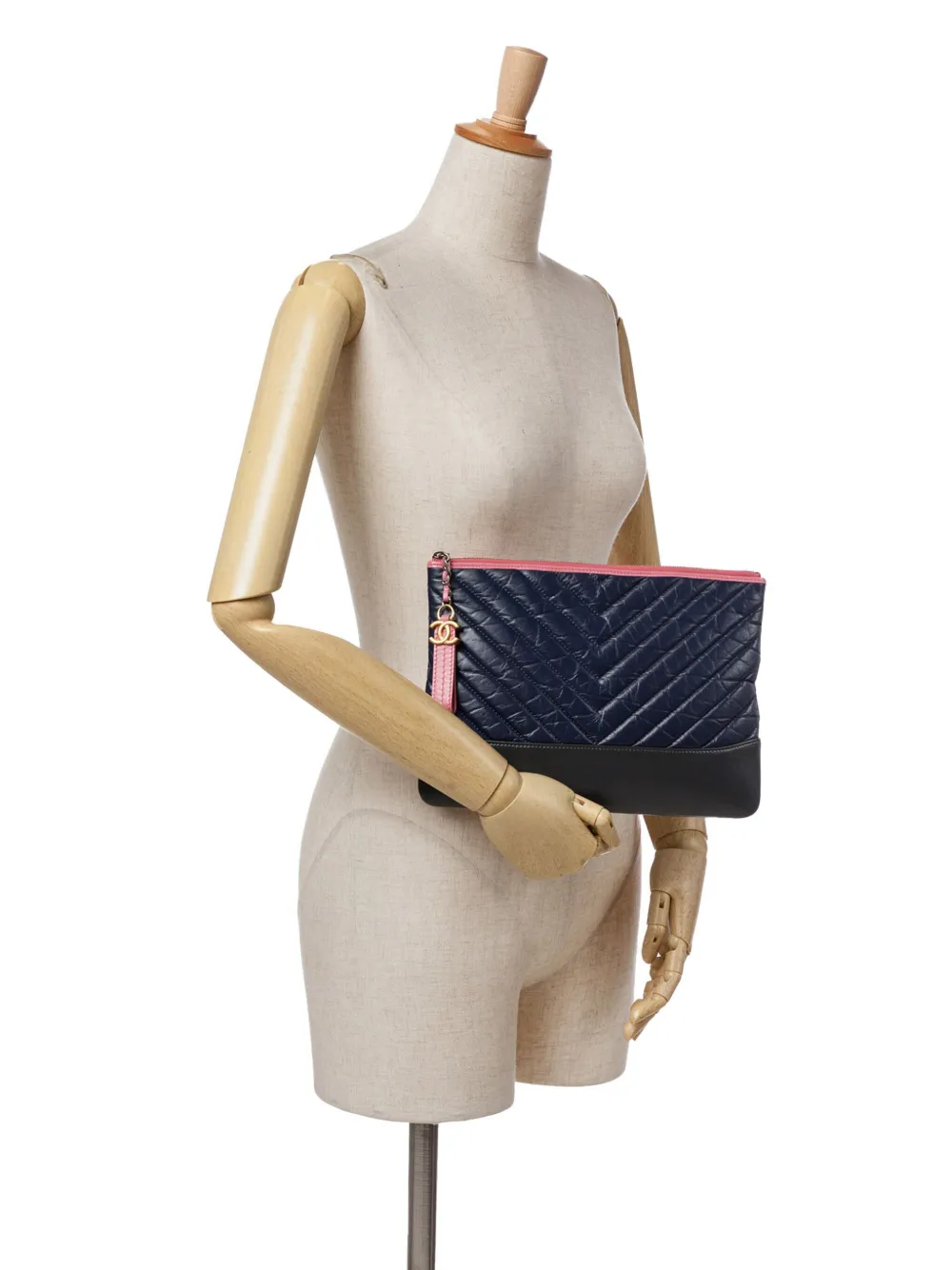 CHANEL Pre-Owned 2018-2019 Medium Chevron Aged Calfskin Gabrielle Cosmetic clutch bag | Pre-Owned | Image 2