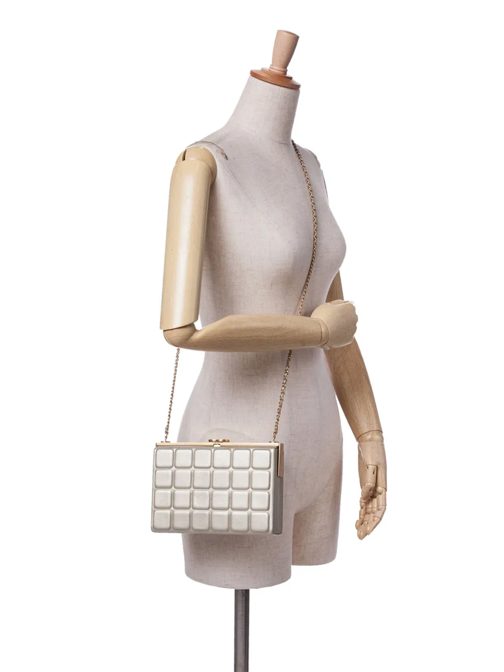 CHANEL Pre-Owned 2016-2017 Chocolate Bar Metallic Lambskin Frame Clutch with Chain crossbody bag | Pre-Owned | Image 2