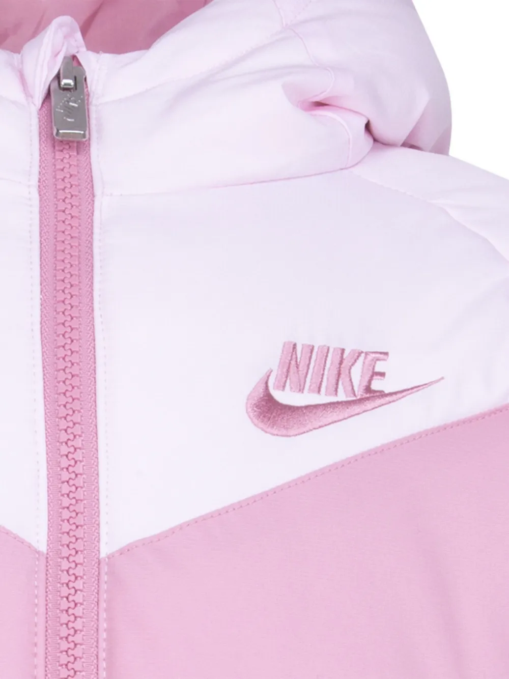 Nike Kids Donsjack met chevron vlakken en capuchon Roze