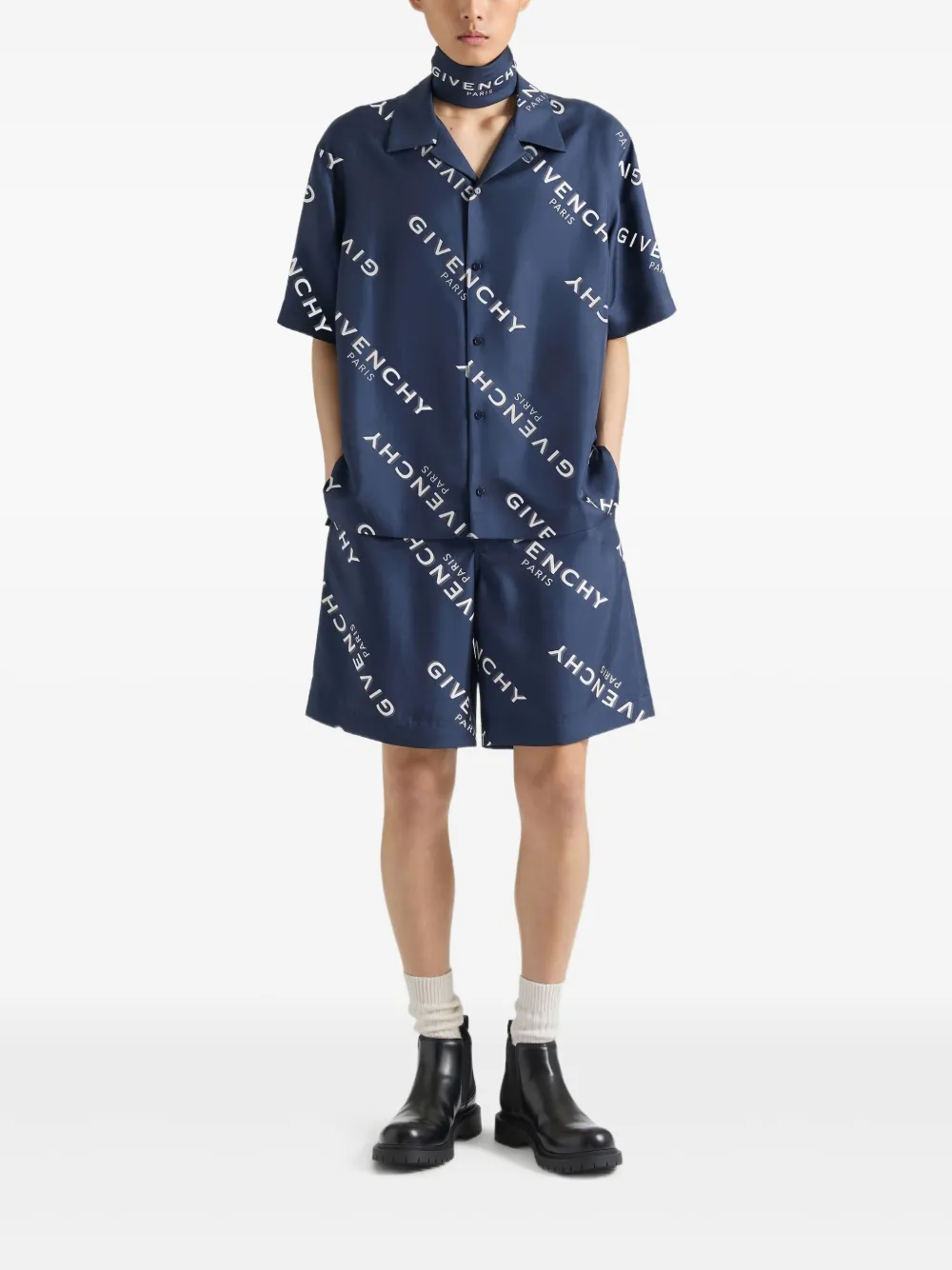 Givenchy logo-print shorts - Blauw