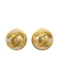CHANEL Pre-Owned 1994 logo-plaque clip-on earrings - Gold