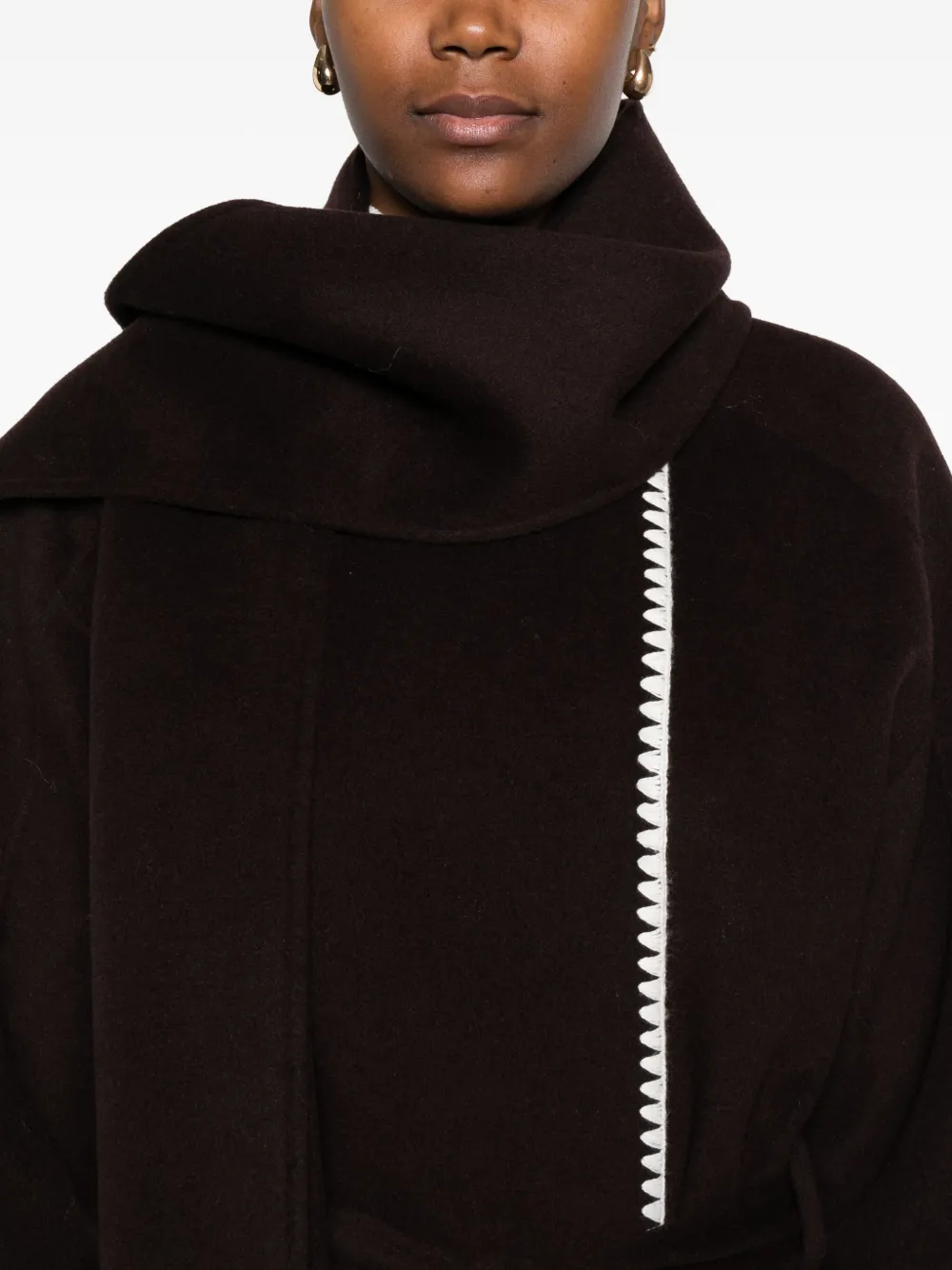 Maje Jas met gewelfde afwerking en ceintuur Bruin