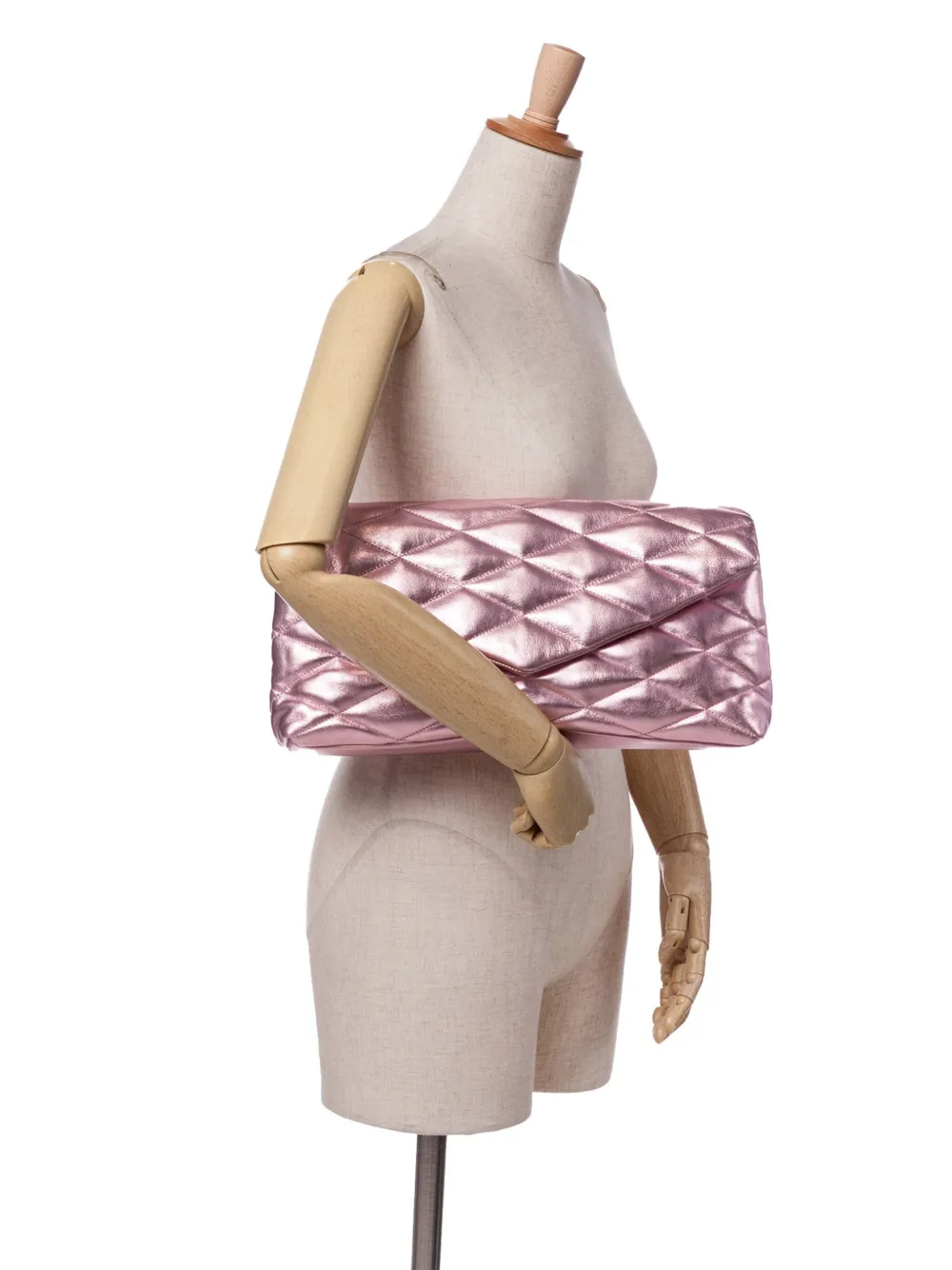Saint Laurent Pre-Owned 2021 Sade Puffer Envelope Clutch aus gestepptem Metallic-Lammleder | Pre-owned & Archive | Image 2