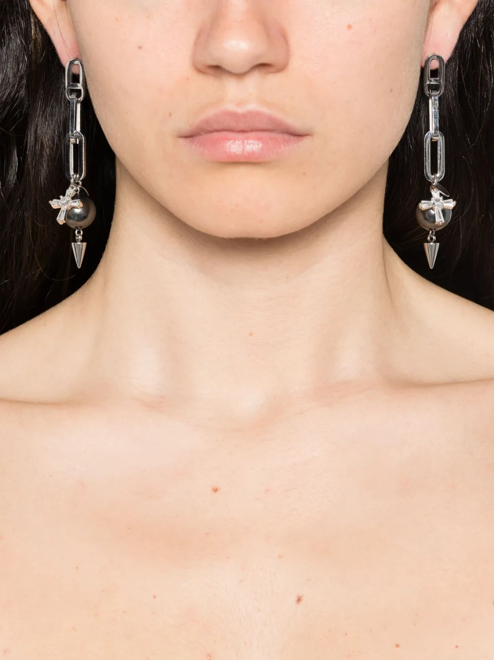 Ellen Conde arete con dije de cruz | Image 2