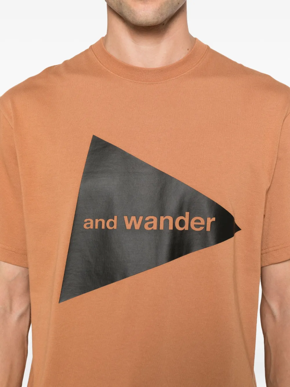 and Wander T-shirt met driehoekprint Bruin