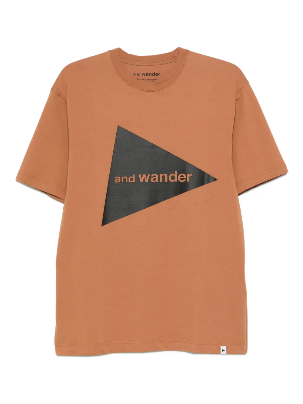 And Wander T-shirt met driehoekprint Bruin