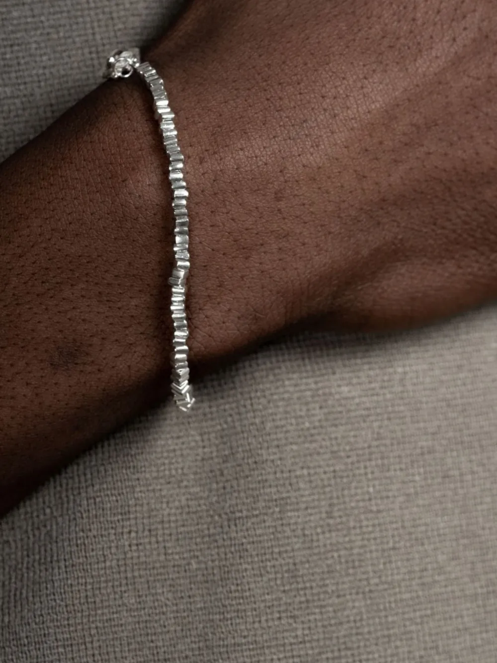 DOWER AND HALL Bracciale a catena geometrica color argento | Image 2