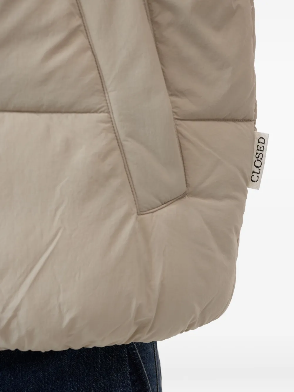 Closed Puffer Jacket In White