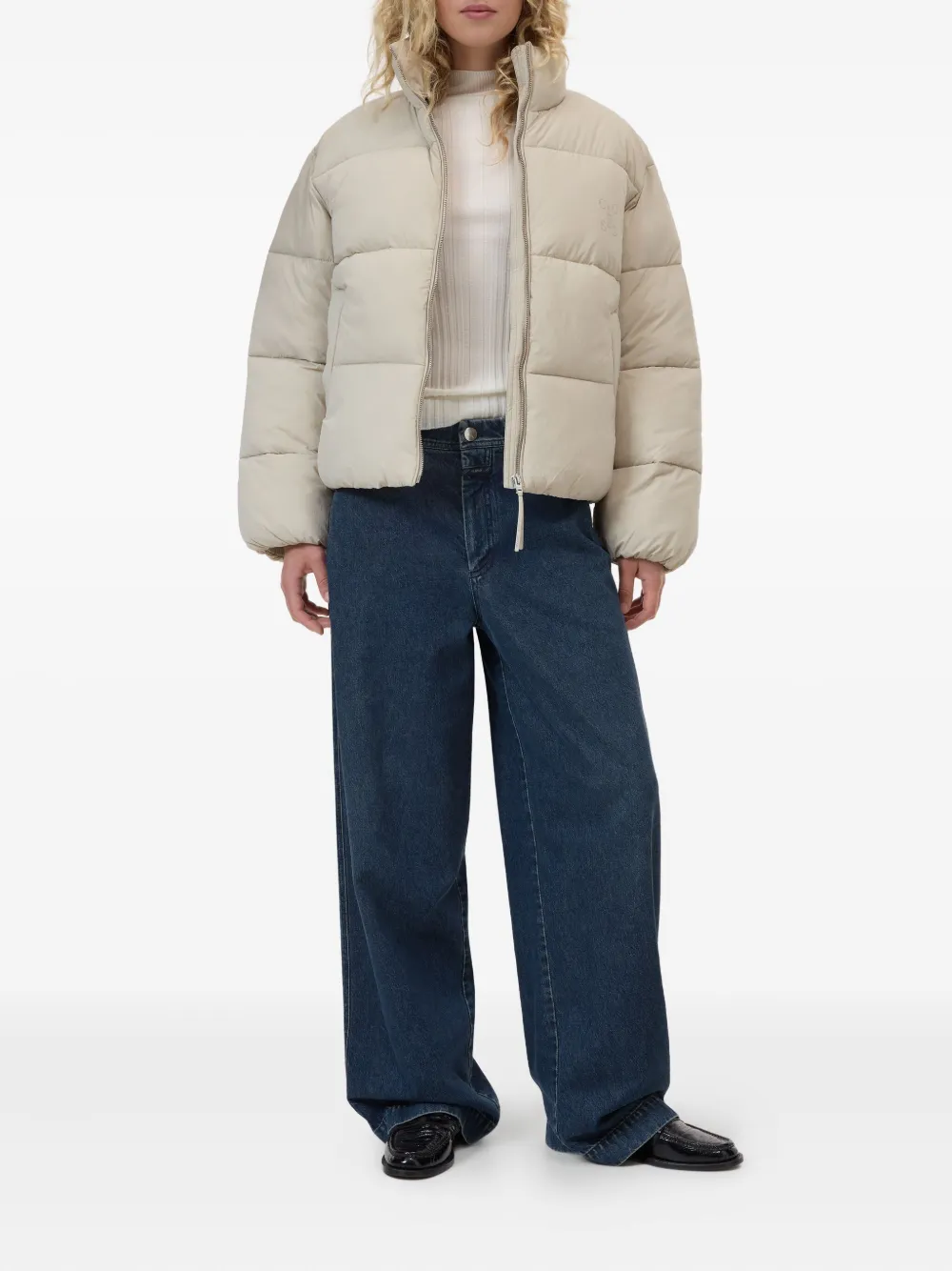 Closed Puffer Jacket In White