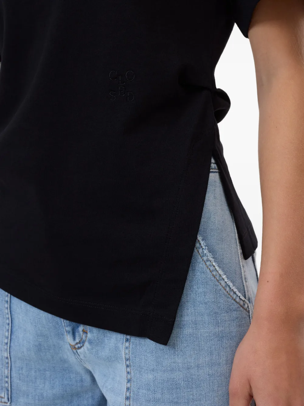 Closed T-shirt met zijsplit Zwart
