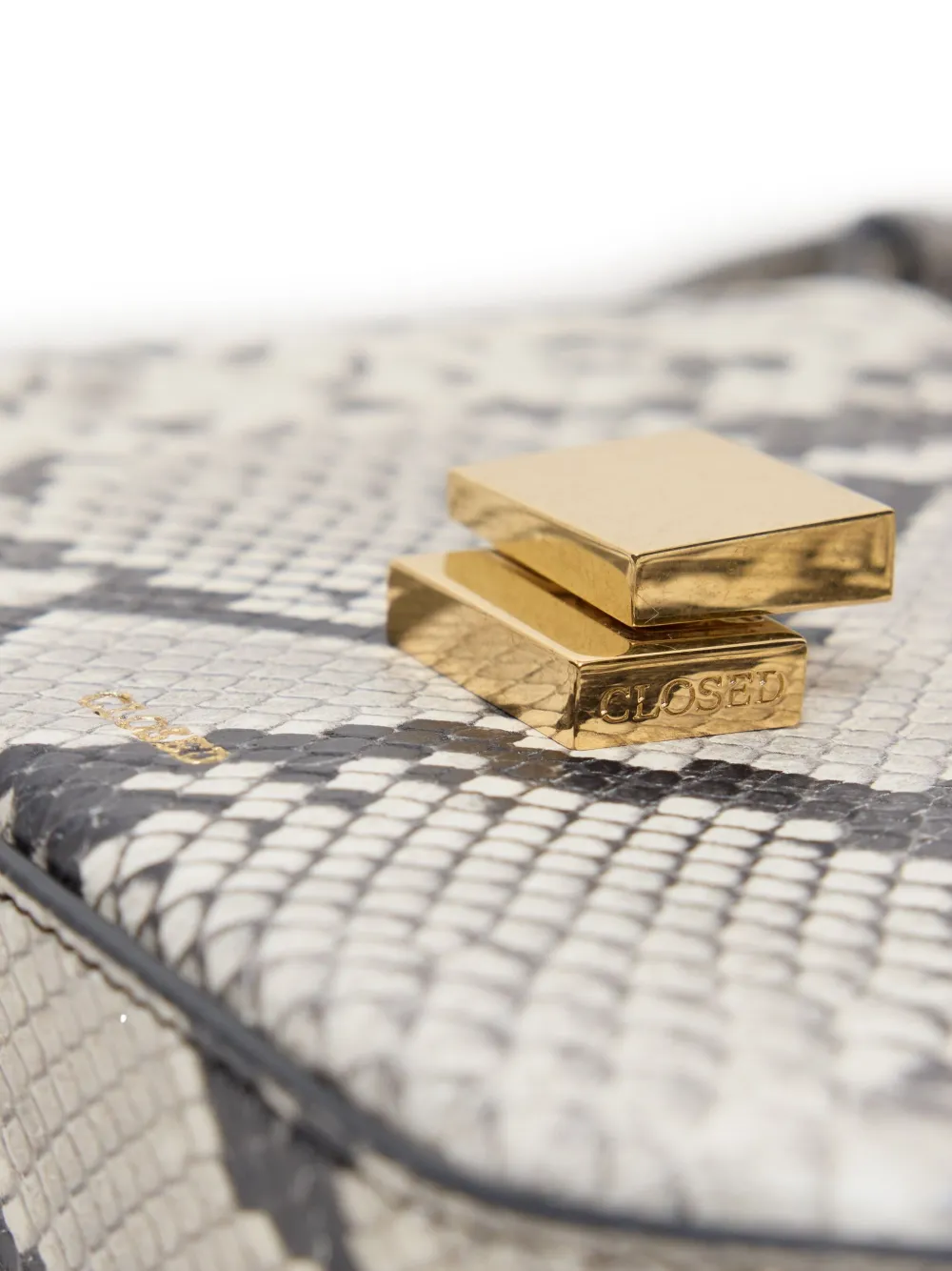 Closed Leather Shoulder Bag In White