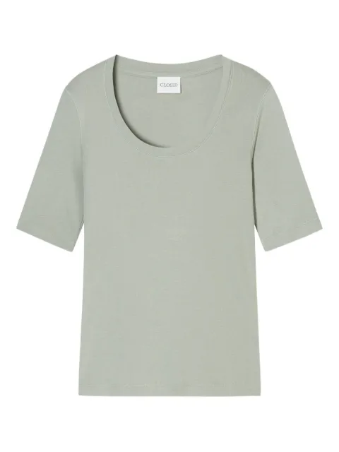 Closed wide-neck short-sleeve t-shirt