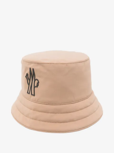 Moncler Grenoble gorro de pescador con placa del logo