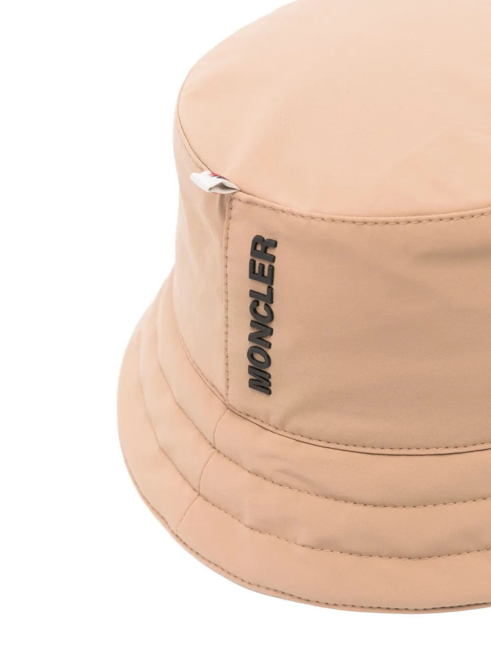 Moncler Grenoble Vissershoed met logoplakkaat Beige