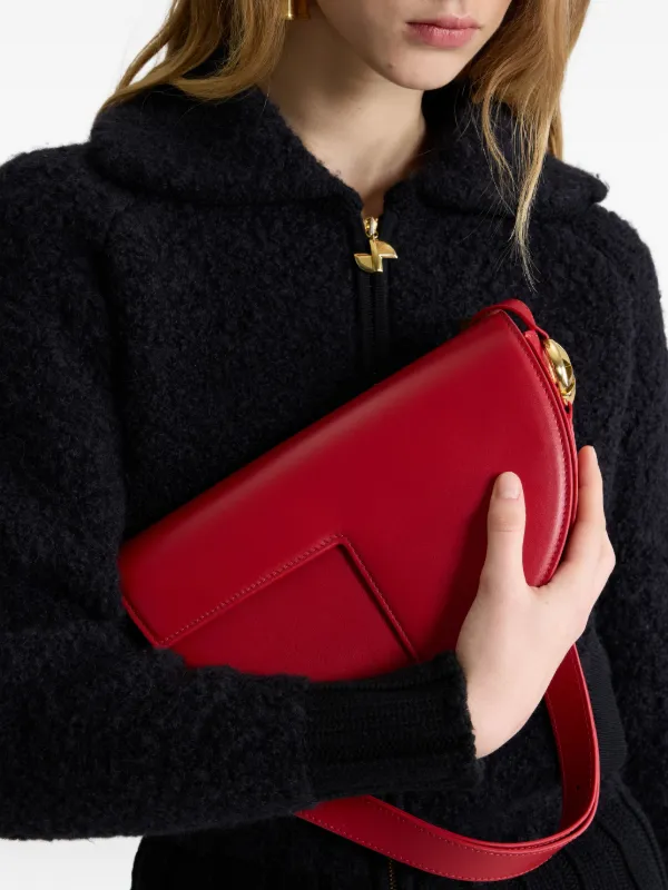 PATOU ショルダーバッグ　ハーフムーン Patou Le Patou ハーフムーン レザーショルダーバッグ | レッド