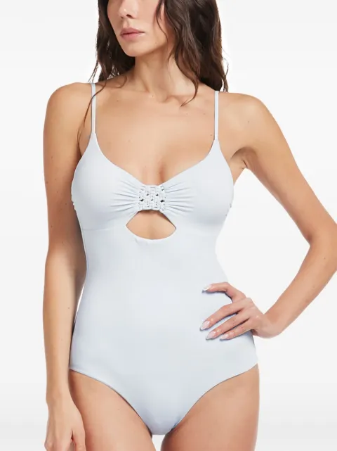 Fisico traje de baño con abertura