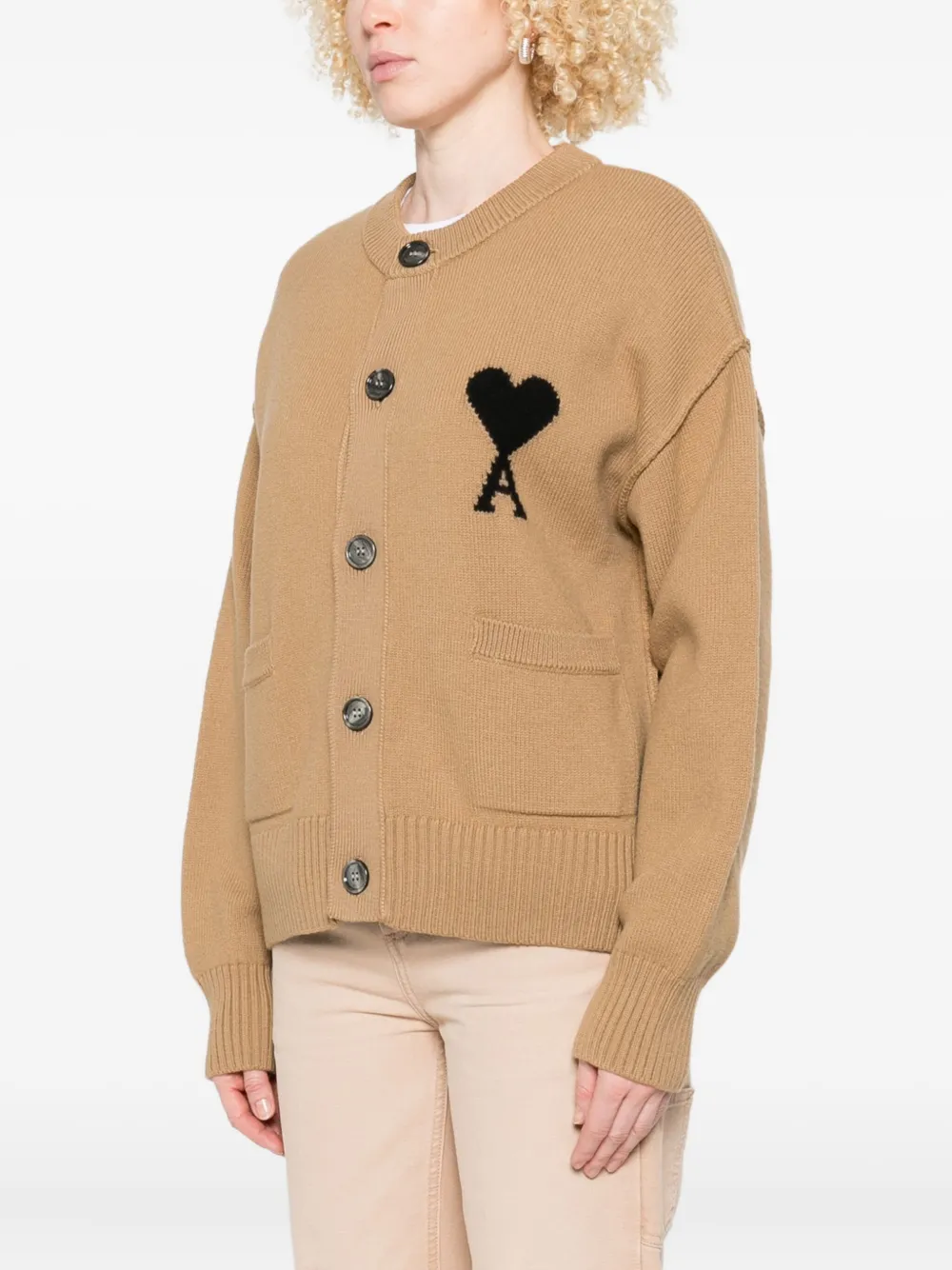 AMI Paris Vest met hart-logo en knopen Beige