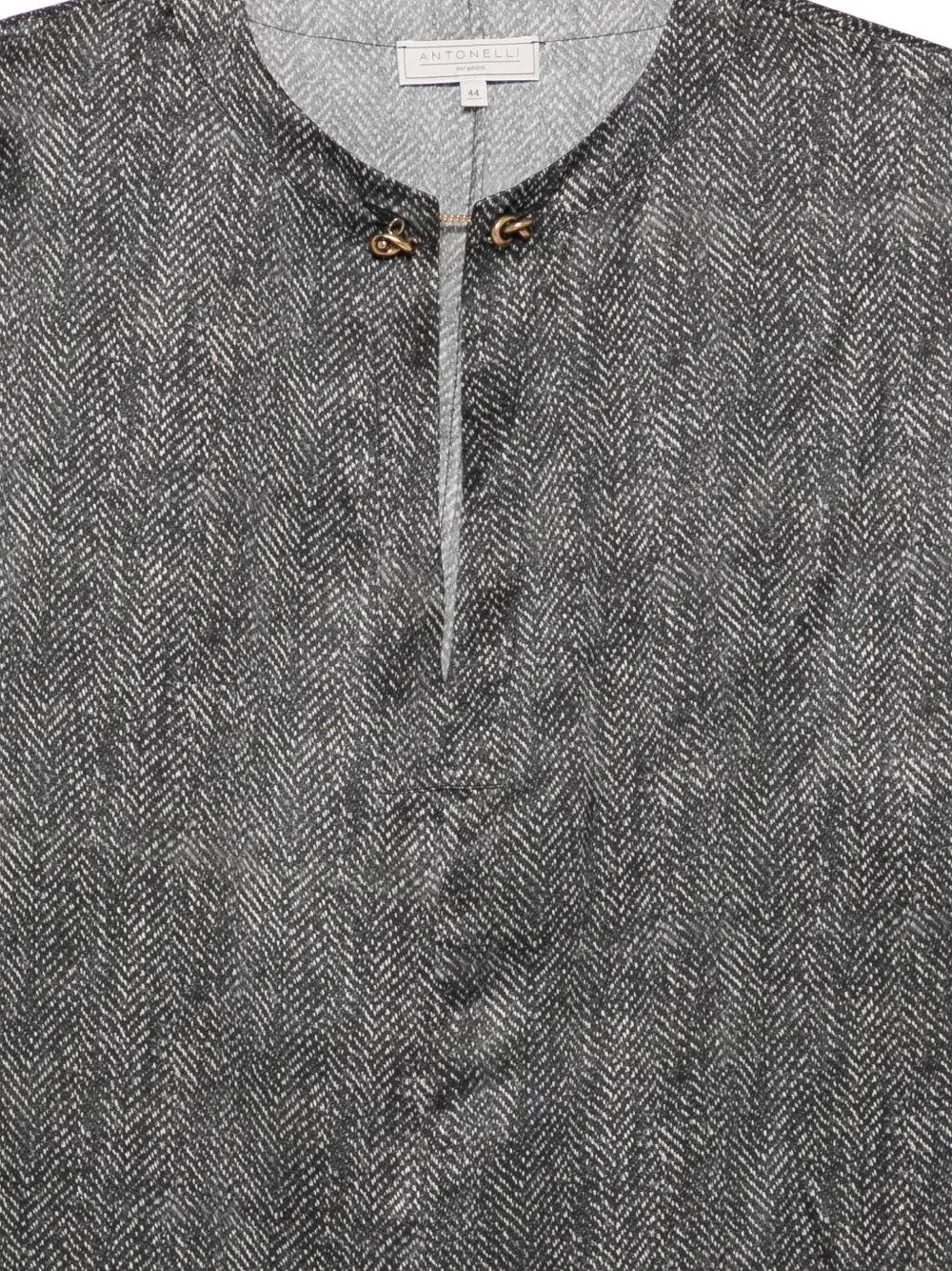 Antonelli Bigné blouse met visgraatpatroon en knoop Zwart