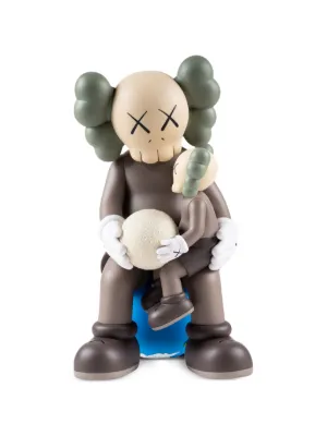 KAWS Kachamukku フィギュア | レッド | FARFETCH JP