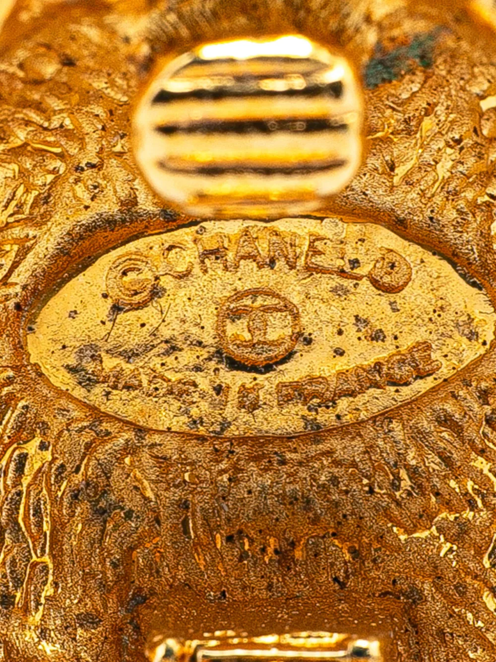 Pre-owned Chanel 1970-1980 Gold Plated Cc Round Clip On Earrings Costume Earrings