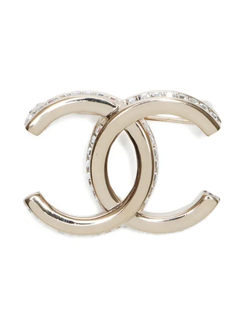 CHANEL Pre-Owned broche con logo CC 2023