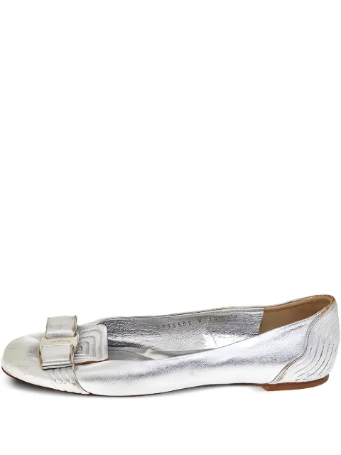 Ferragamo Pre-Owned flats Vara Bow de piel metalizada