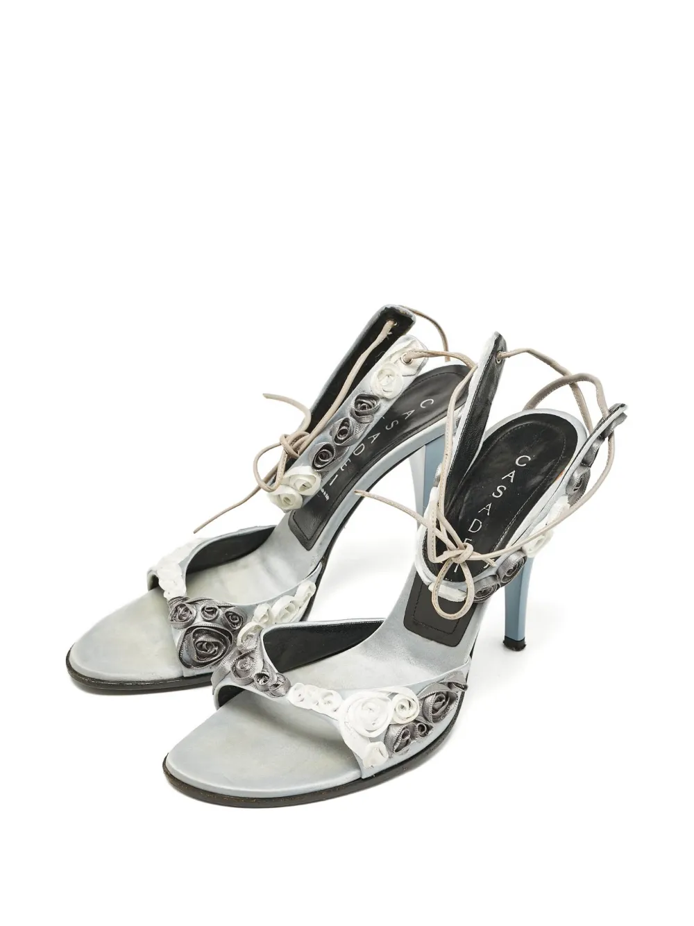 Casadei Vintage 105 mm satijnen sandalen met roosdetail - Grijs